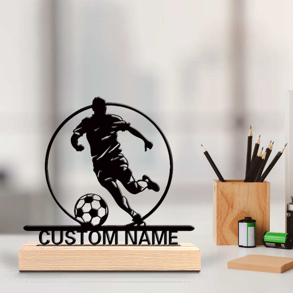 Office Furniture Desk - カスタムサッカー選手メタル像（名前入り）、木製台座付きテーブルデコレーション、サッカーファンへのギフト、誕生日/祝日/自宅/オフィス装飾